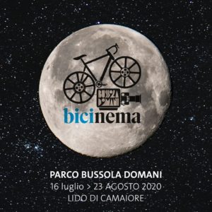 Bicinema Sotto le stelle di Bussoladomani, Parco Bussoladomani, cinema all&#039;aperto, Lido di Camaiore, bike green, bike in, mobilità sostenibile, bici UpStudio Viareggio