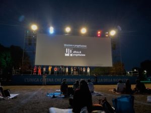 Bicinema Sotto le stelle di Bussoladomani, Parco Bussoladomani, cinema all'aperto, Lido di Camaiore, bike green, bike in, mobilità sostenibile, bici UpStudio Viareggio