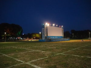 Bicinema Sotto le stelle di Bussoladomani, Parco Bussoladomani, cinema all'aperto, Lido di Camaiore, bike green, bike in, mobilità sostenibile, bici UpStudio Viareggio